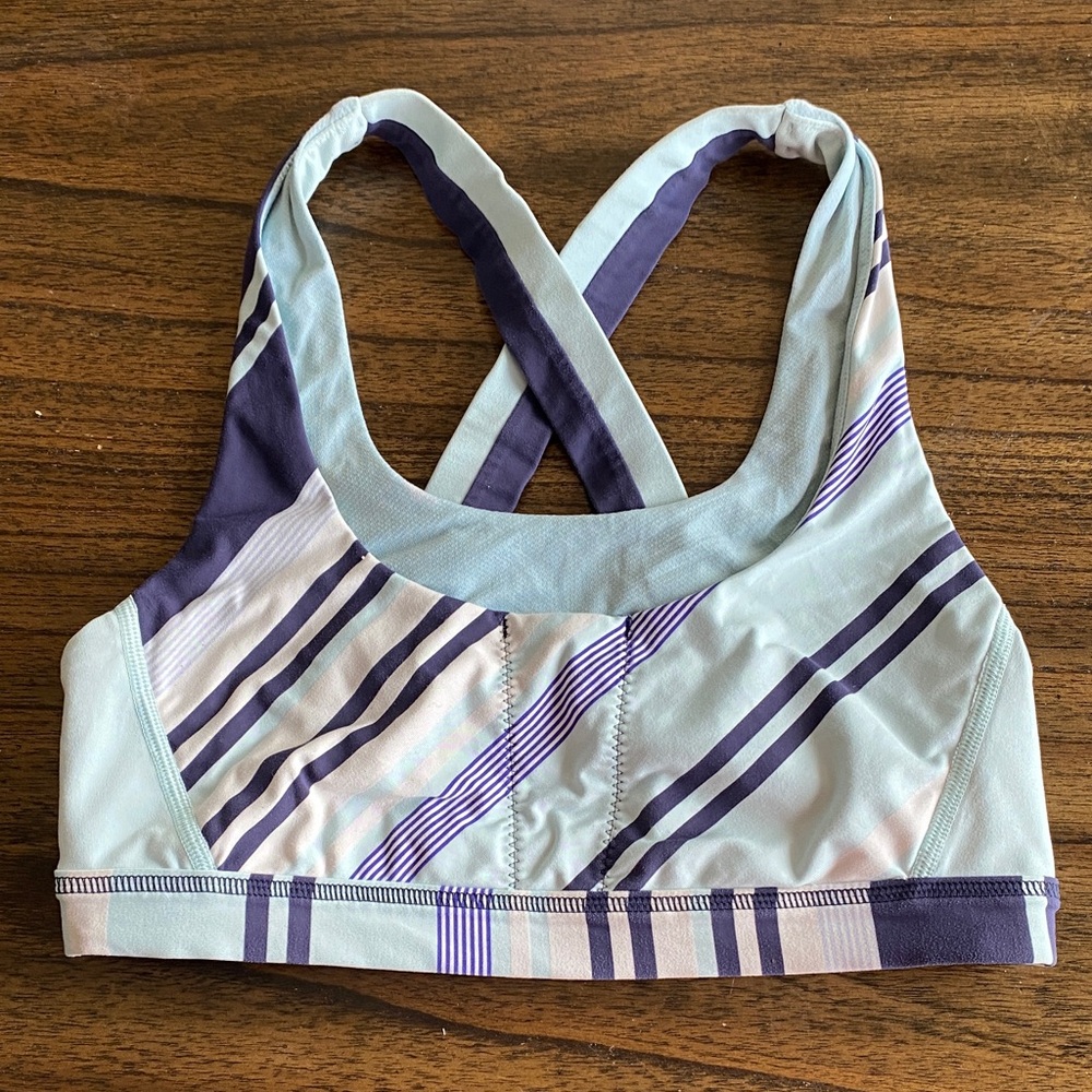 Lululemon Run: Stuff Your Bra II
Groovy Stripe Cadet Blue / Aquamarine size 8